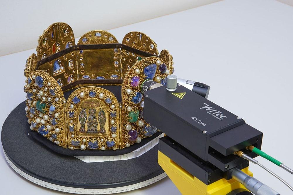 WITec Raman probe positioned to aquire data from the Imperial Crown. ? KHM-Museumsverband