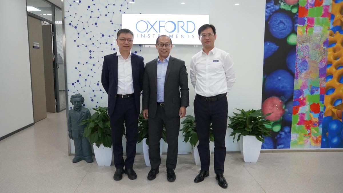 从左至右依次为：牛津仪器中国区服务总监王方、中国区总裁何峻、MA中国区销售总监李霄飞 