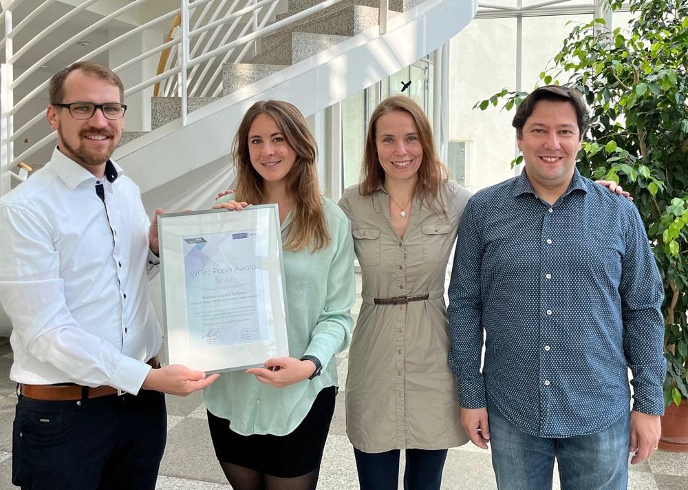 Official handing over of the Paper Award Silver certificate. From left to right: WITec Sales Manager Stefan Gomes da Costa and Nathalie Jung, Maike Windbergs and Francesco Pampaloni from the Goethe-University in Frankfurt am Main, Germany.