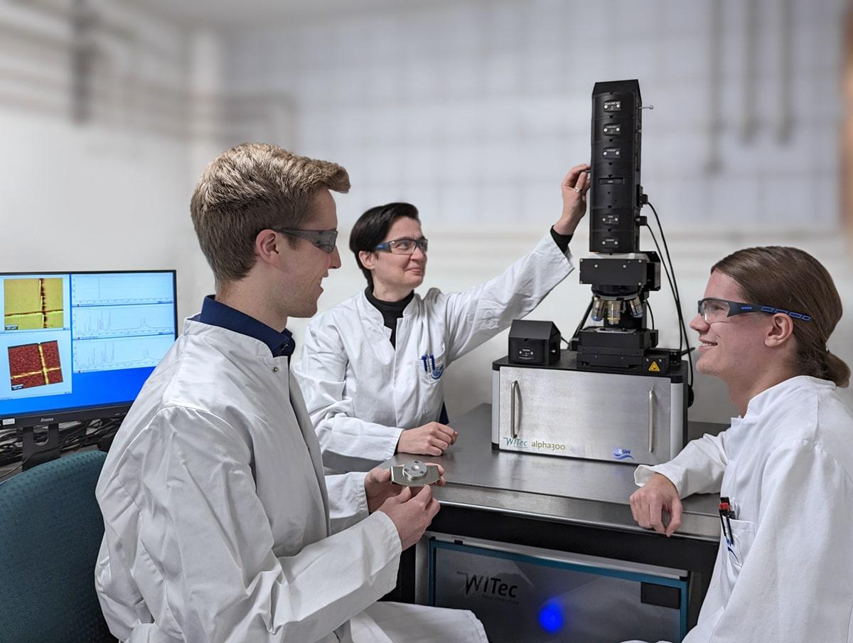 Florian Klein (left) and Leon Gl?ser (right) from the ZSW in Ulm together with WITec Application Scientist Dr. Ievgeniia Iermak (middle) during training on the new Raman microscope.